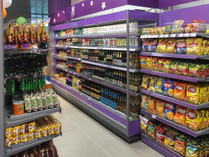 выкладка товаров в продуктовом магазине