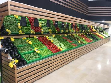 Выкладка товара в продуктовом магазине
